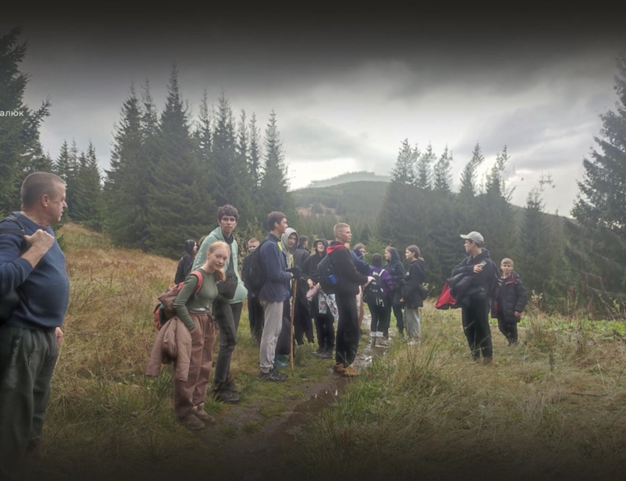 На Волині діти на руках винесли однокласника на гору в Карпатах, щоб здійснити його мрію